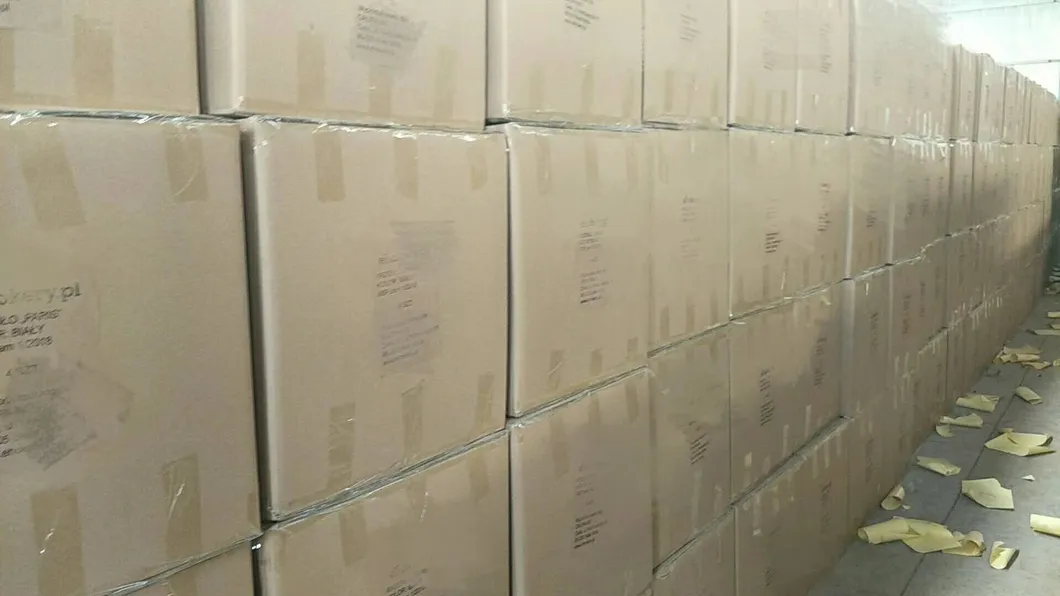 Dining Room Furniture Leathaire Upholstered Soft Seat Simple Style Iron Legs Micro Fabric Dining Chair